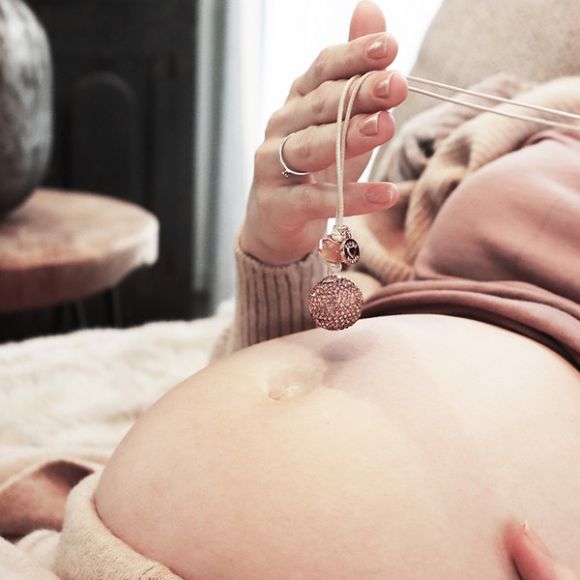 Μενταγιόν εγκυμοσύνης ProudMama Babybell Glitter Gold στο Bebe Maison