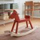 Ξύλινο κουνιστό αλογάκι Kids Concept CARL LARSSON κόκκινο/πορτοκαλί στο Bebe Maison